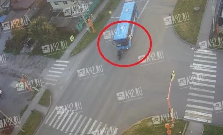 В Белове мотоциклист на полной скорости врезался в автобус: момент ДТП попал на видео