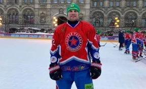 Кузбасский боксёр сыграл в хоккей на Красной площади за команду «Звёзды России» 