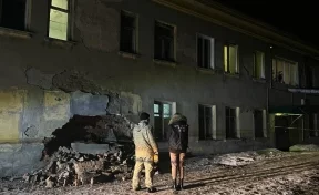 В Прокопьевске у жилого дома обрушилась стена: СК и прокуратура начали проверку
