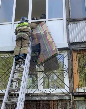Фото: Тушение пожара в многоэтажном доме в Кемерове сняли на видео 1