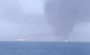 Появилось первое видео горящих после атаки танкеров в Оманском заливе 