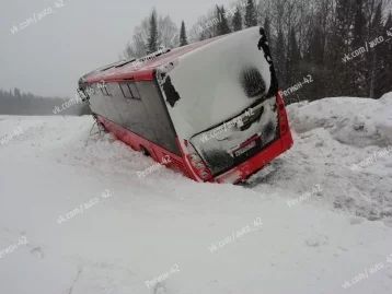 Фото: Автобус и легковой автомобиль столкнулись на кузбасской трассе 2