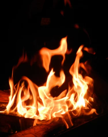 Жители омского посёлка Ростовка сообщили о мощном взрыве и пожаре