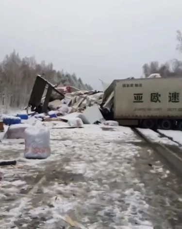 Четыре фуры разбились на трассе в Иркутской области, два водителя погибли