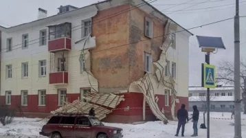 Фото: На Урале ветер «очистил» отремонтированный дом от капремонта 1