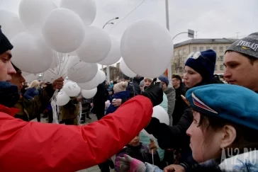 Фото: Кемеровчане в годовщину трагедии в «Зимней вишне» запустили в небо белые шары 3