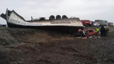 Фото: В Татарстане в страшную аварию попала машина с молодожёнами 2