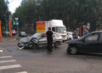 Фото: Две отечественных машины столкнулись на перекрёстке в Кемерове 1