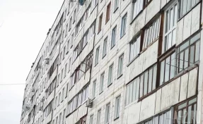 В Липецке голый мужчина убегал по балконам, спасаясь от толпы преследователей, и попал на видео