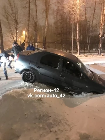 Фото: В Кемерове автомобиль такси вылетел на обочину и застрял в сугробе 3