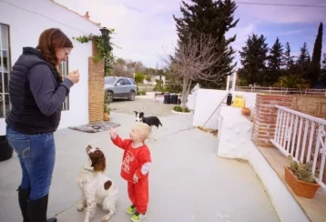 Фото: В Британии семья воспитывает ребёнка как собаку, чтобы принять участие в телешоу 1