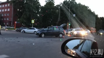 Фото: Серьёзное ДТП на проспекте Ленина в Кемерове: мотоциклист врезался в LADA Kalina, есть погибший 3