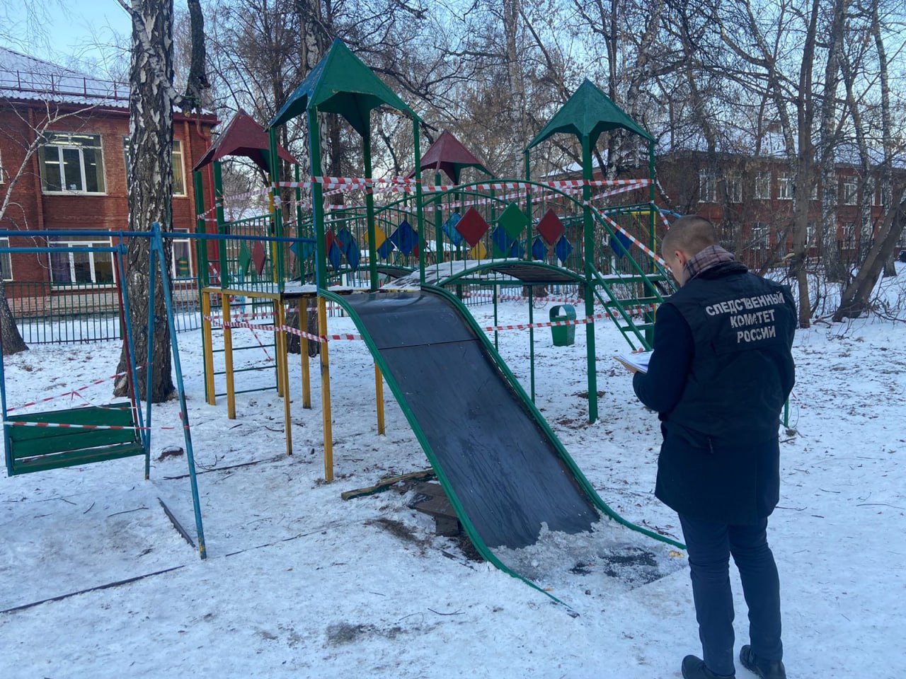 «Создаёт угрозу для детей»: СК проверит опасную игровую площадку в Кемерове