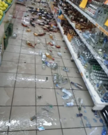Фото: В Кузбассе уволенный сотрудник разгромил магазин 2