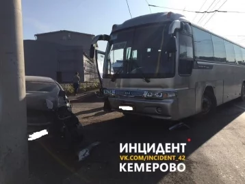 Фото: На проспекте Советском в Кемерове столкнулись автобус и легковой автомобиль 3