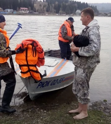 Фото: Кузбассовец застрял на островке посреди реки: потребовалась помощь спасателей 1