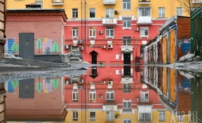 Город отражений: в Кемерово пришла зеркальная весна