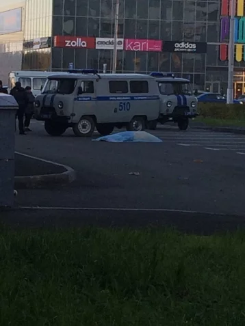 Фото: В Кемерове рядом с торговым центром обнаружен труп 1