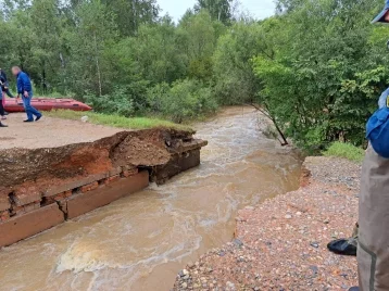 Фото: В Приморье автомобиль с женщиной и ребёнком сорвался в воду 1