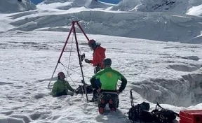 Полуодетая россиянка упала в расщелину на леднике и два дня ждала помощи