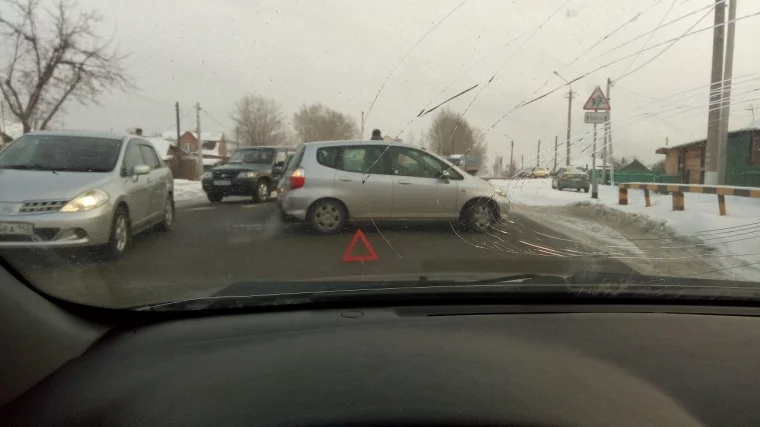 Фото: В Кировском районе Кемерова произошло ДТП, собирается пробка 2