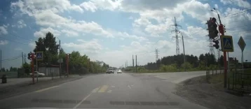 Фото: В Кузбассе водитель LADA двигался по встречной и проехал перекрёсток на красный свет 1