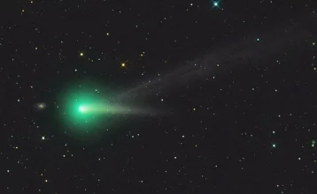Фото: Учёные: к Земле приближается гигантская зелёная комета 1