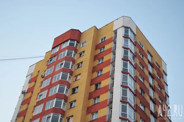 В новостройке Ленинского района Кемерова в подъезде обвалился потолок