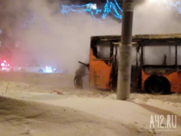 Фото: ЧП: в Кемерове на проспекте Шахтёров полностью выгорел пассажирский автобус 2