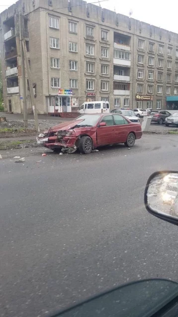 Фото: В Кемерове автомобиль серьёзно пострадал в ДТП 1