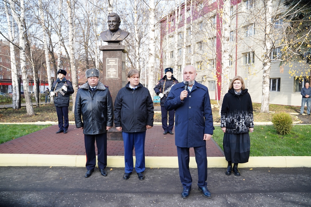 Сергей Цивилёв в Новокузнецке открыл памятник легендарному офицеру МВД 