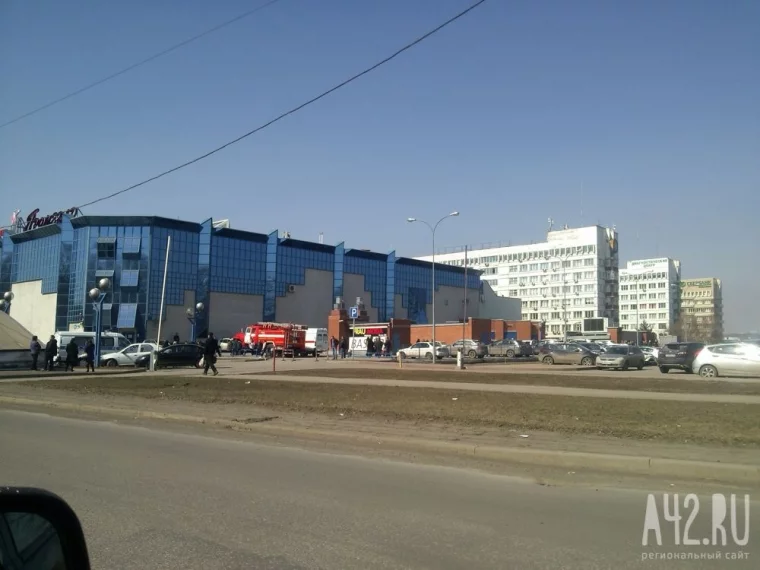 Фото: Кемеровский ТЦ оцепили из-за угрозы взрыва 4