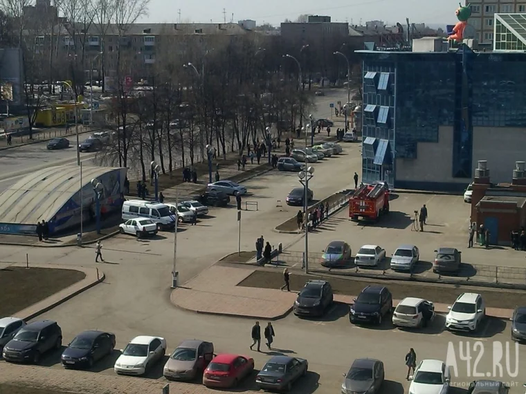 Фото: Кемеровский ТЦ оцепили из-за угрозы взрыва 5