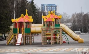 В Сибири женщина с метлой выгоняла «чужих» мать и ребёнка с детской площадки