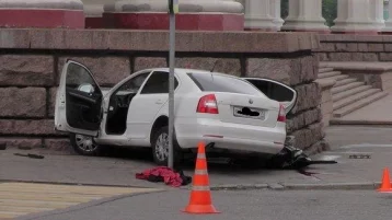 Фото: Автомобиль врезался в здание театра в Москве, погиб человек 1