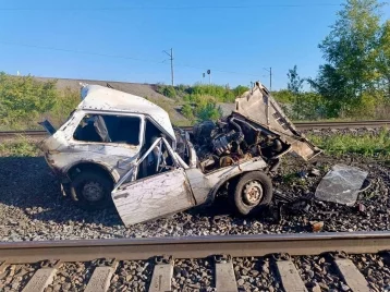 Фото: Под Челябинском пассажирский поезд сбил машину, которую влюблённые оставили на путях и ушли смотреть на небо  1