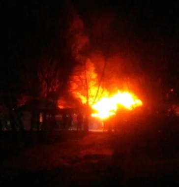 Фото: «Выбежали на улицу босиком»: в Кедровке сгорел жилой дом 3