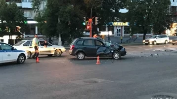 Фото: Серьёзное ДТП на проспекте Ленина в Кемерове: мотоциклист врезался в LADA Kalina, есть погибший 4