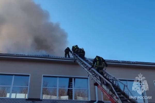В Барнауле загорелся школьный спортзал