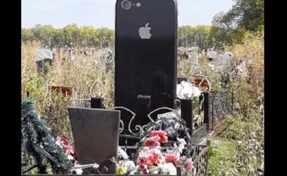 В Уфе на кладбище установлено надгробие в виде iPhone