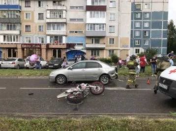 Фото: В Кузбассе подросток на мотоцикле врезался в автомобиль 1