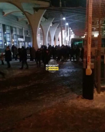 Фото: Стала известна причина эвакуации на Кемеровском автовокзале 1