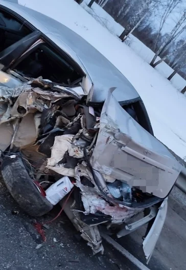 Фото: Грузовик опрокинулся после жёсткого столкновения с легковым авто на кузбасской трассе 2