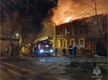 Фото: В Астрахани загорелась кровля и внутренняя отделка жилого дома  1
