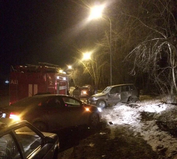 Фото: В Заводском районе Кемерова столкнулись пять легковых автомобилей 2