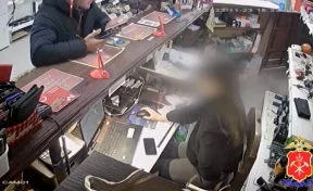 Кемеровчанин ограбил комиссионный магазин и попал на видео