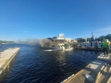 Фото: В Петербурге загорелась пришвартованная двухпалубная яхта  1