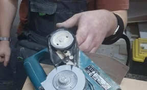 В Кемерове пальцы мужчины затянуло в шлифовальную машину: помогли спасатели