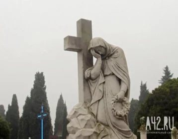 Фото: Голый мужчина пытался сломать кресты и надгробия на кладбище в Волгограде  1