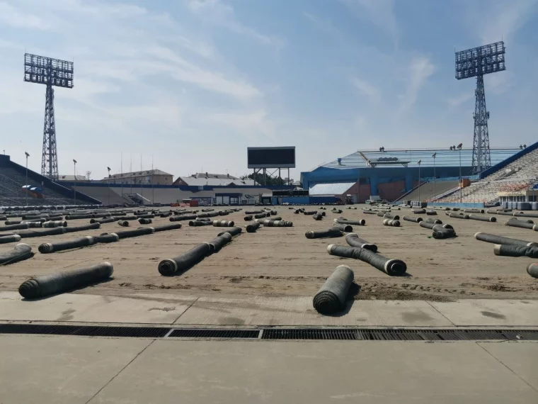 Фото: Разработка китайской компании: в Кемерово на стадион «Химик» привезли новое покрытие для футбольного поля 2